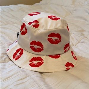 Huf lip print bucket hat
